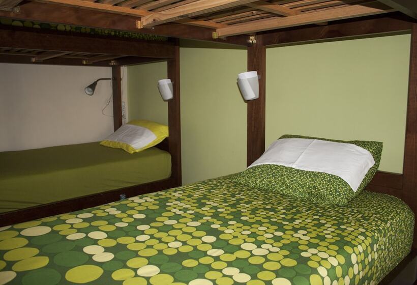 Bed in Shared Room with Shared Bathroom, Lisb'on Hostel