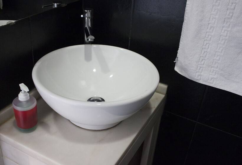 Bed in Shared Room with Shared Bathroom, Lisb'on Hostel