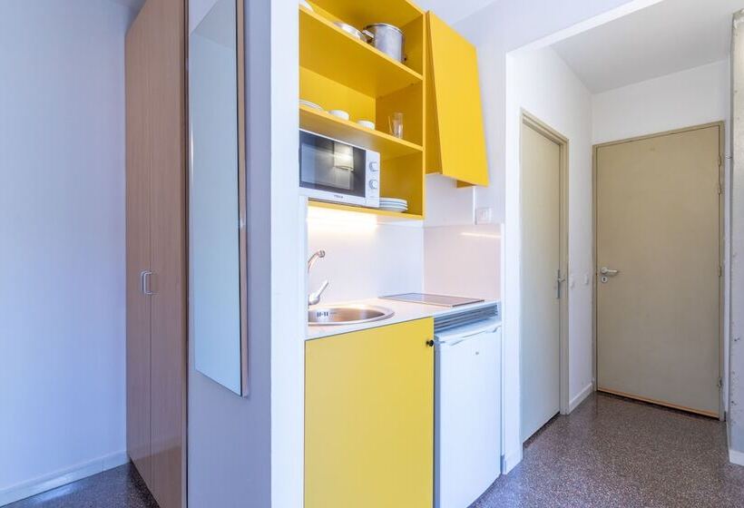 Номер Basic, Residencia Universitaria La Ciutadella