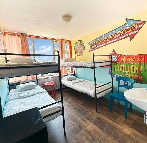 四人标准间, The Flying Pig Beach Hostel