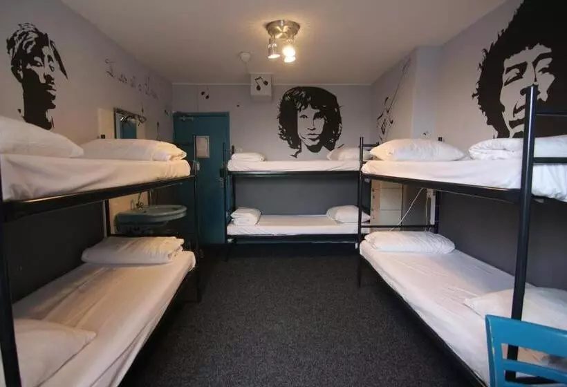 ルームシェアのワンベッド, The Flying Pig Beach Hostel