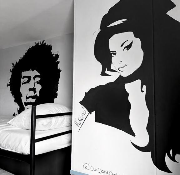 共用房间的床, The Flying Pig Beach Hostel