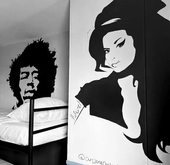 ルームシェアのワンベッド, The Flying Pig Beach Hostel