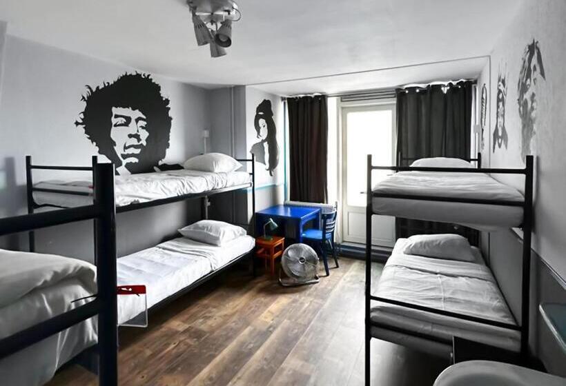 共用房间的床, The Flying Pig Beach Hostel