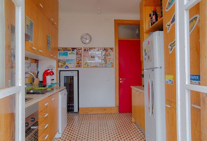 اتاق استاندارد با سرویس بهداشتی مشترک, This Is Lisbon Hostel