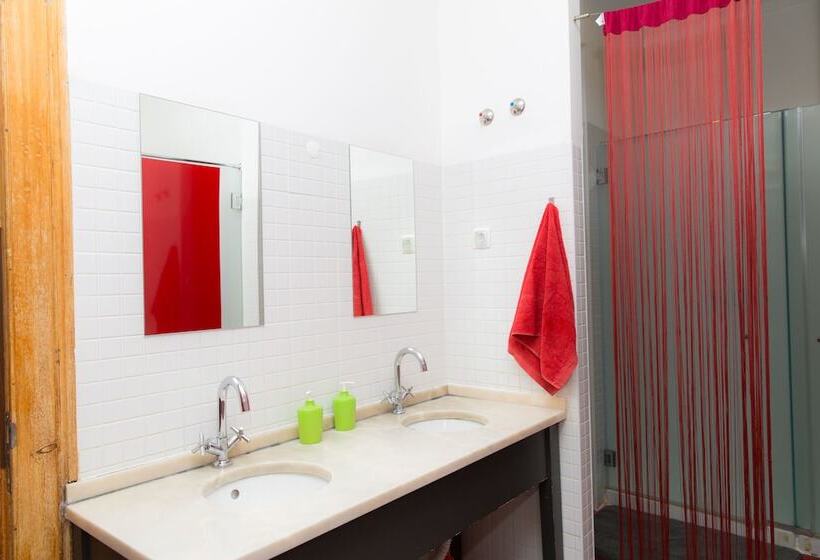 اتاق استاندارد با سرویس بهداشتی مشترک, This Is Lisbon Hostel