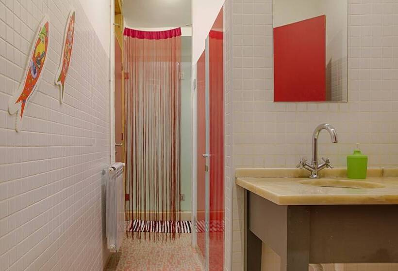 اتاق استاندارد با سرویس بهداشتی مشترک, This Is Lisbon Hostel
