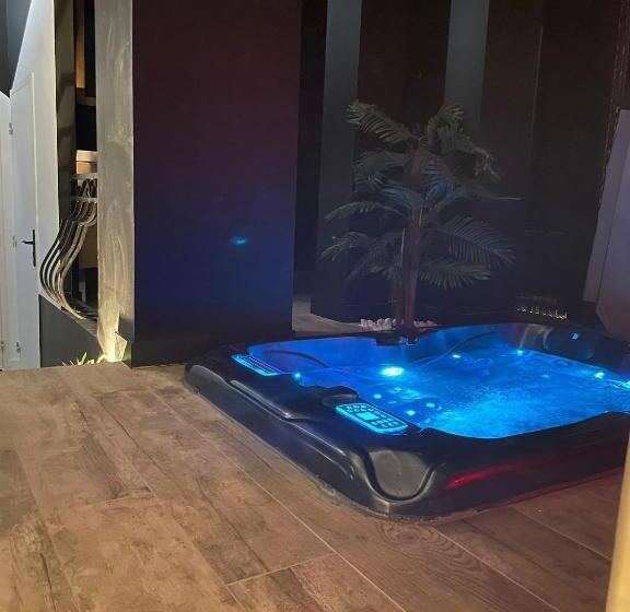 Люкс Повышенной Комфортности, La Suite Grenoble Spa Jacuzzi Et Sauna Privatif