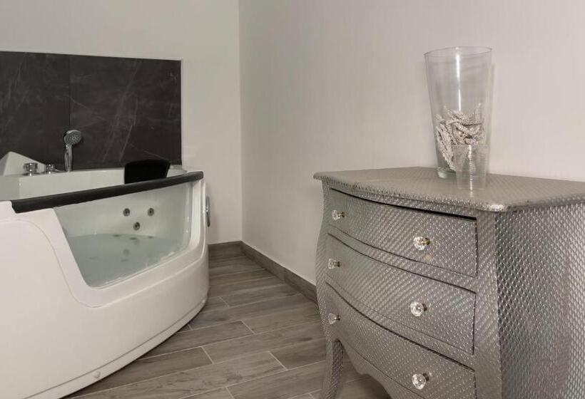 סוויטת ג'וניור עם מסג'ר מים, Notte Rosa Suites & Relax