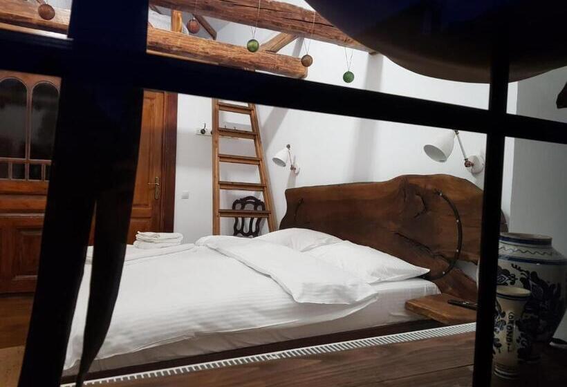 家庭间, Joyard Pensiune & Parc