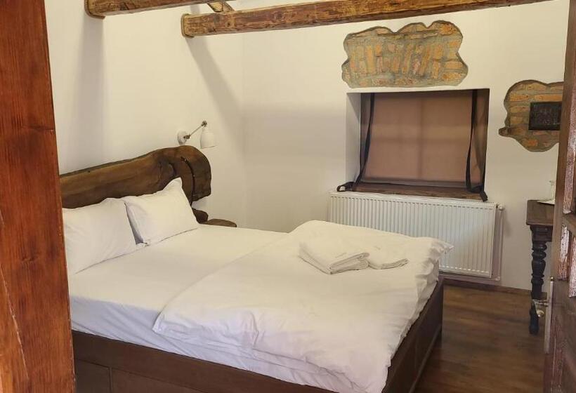 家庭间, Joyard Pensiune & Parc