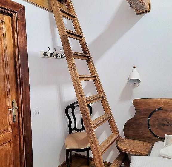 家庭间, Joyard Pensiune & Parc