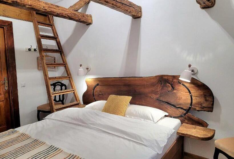 家庭间, Joyard Pensiune & Parc