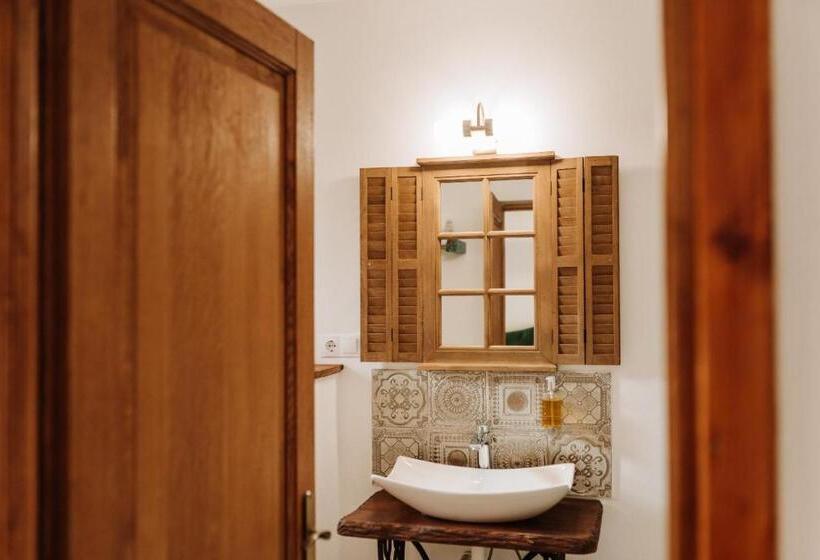 家庭间, Joyard Pensiune & Parc