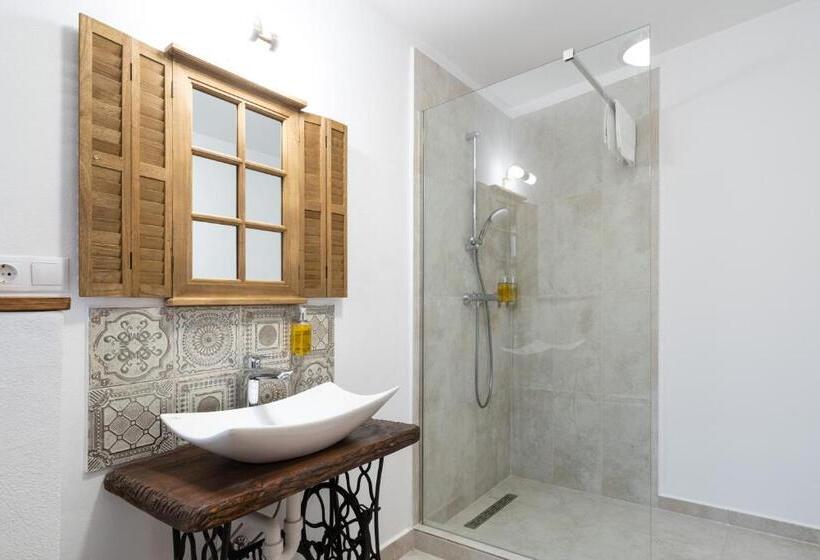 家庭间, Joyard Pensiune & Parc