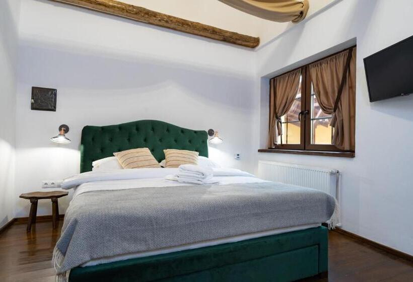 家庭间, Joyard Pensiune & Parc