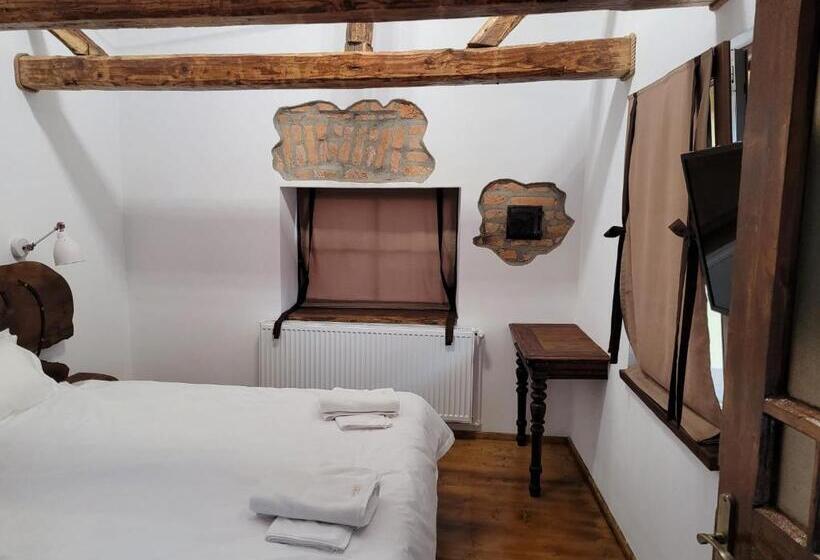 家庭间, Joyard Pensiune & Parc