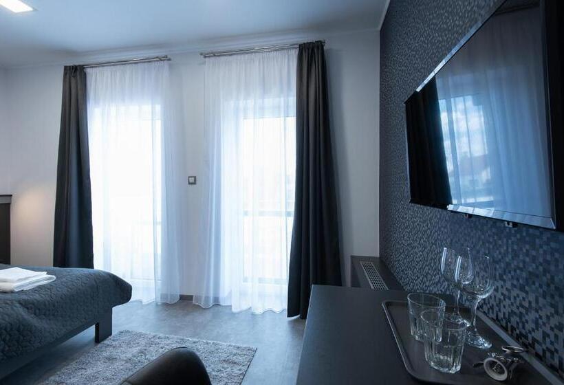 غرفة قياسية مزوَّدة بتراس, Theresa Vendégház