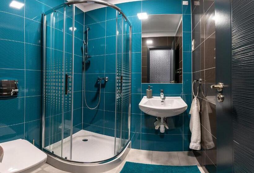 شقة غرفة واحدة, Theresa Vendégház