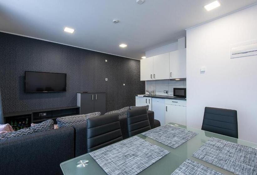 شقة غرفة واحدة, Theresa Vendégház