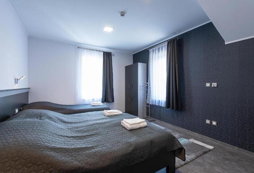 شقة غرفة واحدة, Theresa Vendégház