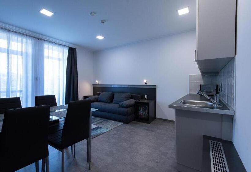 شقة غرفة واحدة, Theresa Vendégház