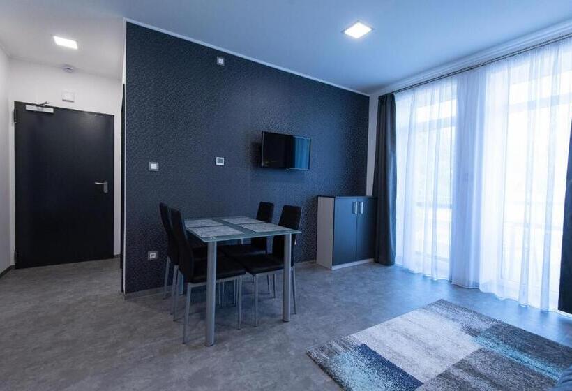 شقة غرفة واحدة, Theresa Vendégház