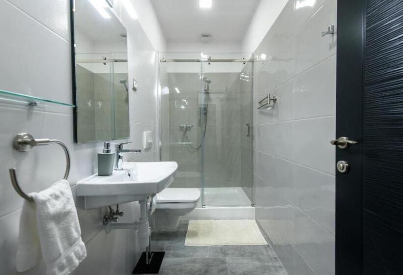 غرفة قياسية ثلاثية, Theresa Vendégház