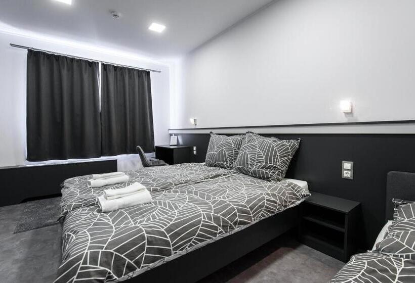 غرفة قياسية ثلاثية, Theresa Vendégház