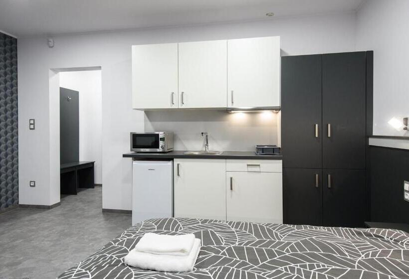 إستوديو قياسى, Theresa Vendégház