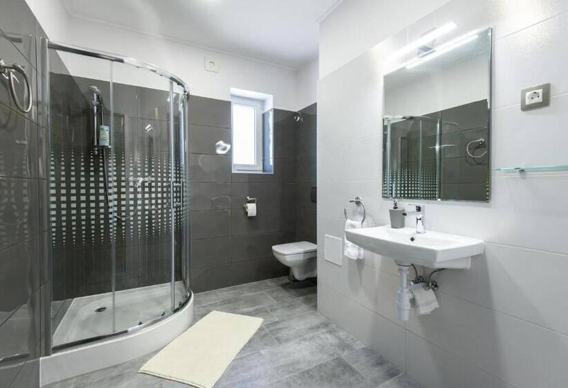 غرفة قياسية مزوَّدة بشُرفة, Theresa Vendégház