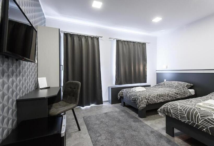 غرفة قياسية مزوَّدة بشُرفة, Theresa Vendégház