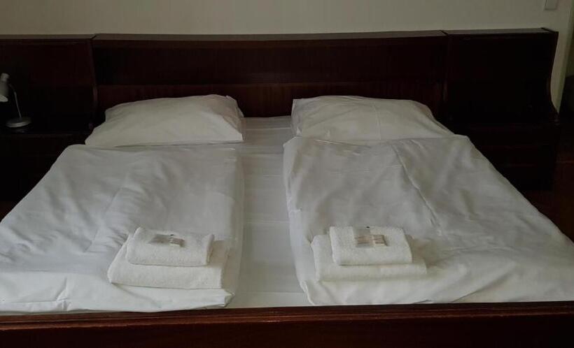 اتاق اکونومی, The Z Accommodation