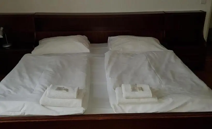 اتاق اکونومی, The Z Accommodation