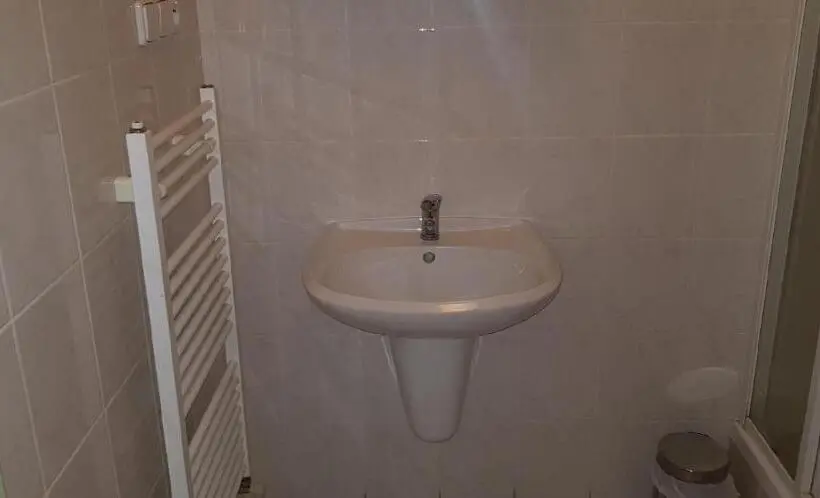 اتاق اکونومی, The Z Accommodation