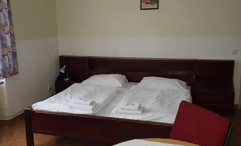 اتاق استاندارد سه نفره, The Z Accommodation