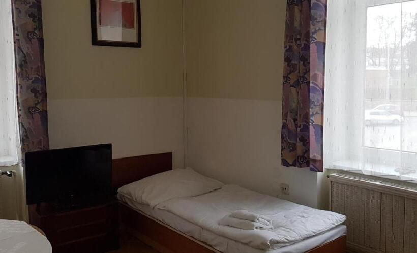 اتاق استاندارد سه نفره, The Z Accommodation