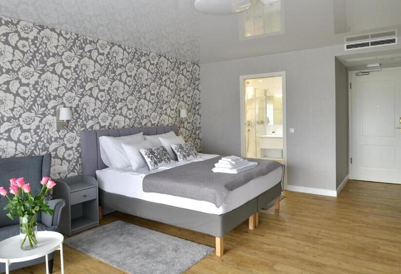 اتاق لوکس با بالکن, Ti