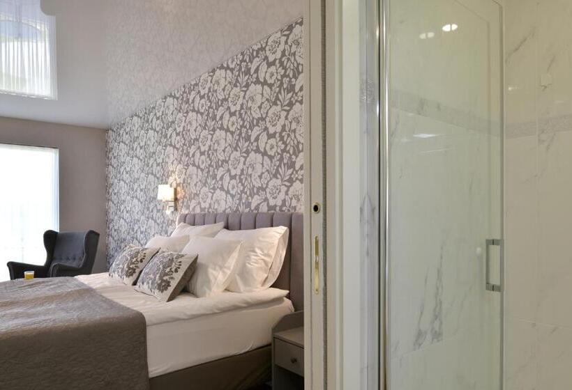 اتاق لوکس با بالکن, Ti