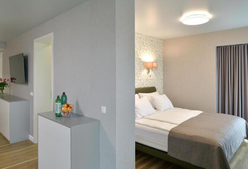 اتاق خانوادگی, Ti