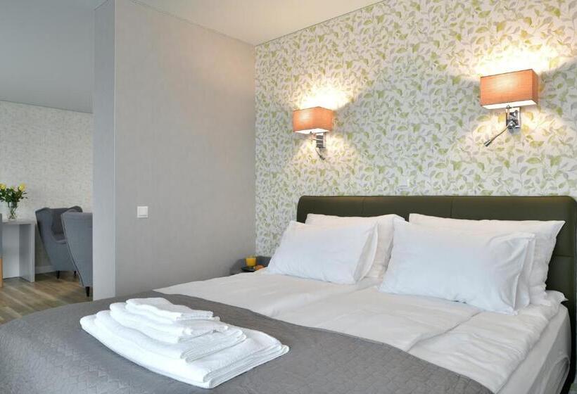 اتاق خانوادگی, Ti