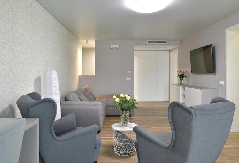 اتاق خانوادگی, Ti