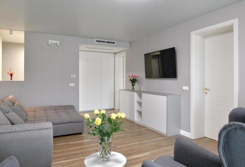 اتاق خانوادگی, Ti