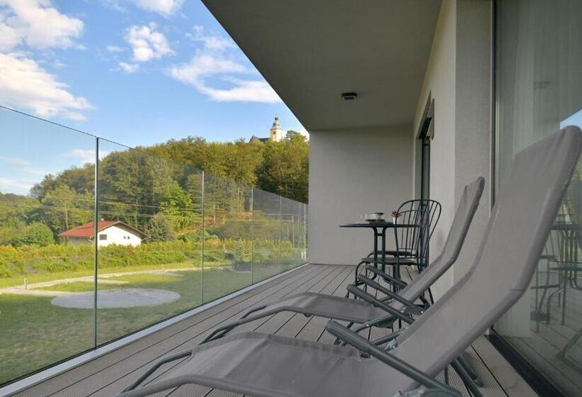 اتاق خانوادگی, Ti