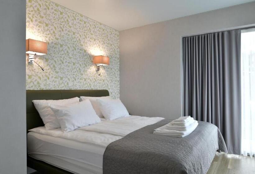 اتاق خانوادگی, Ti