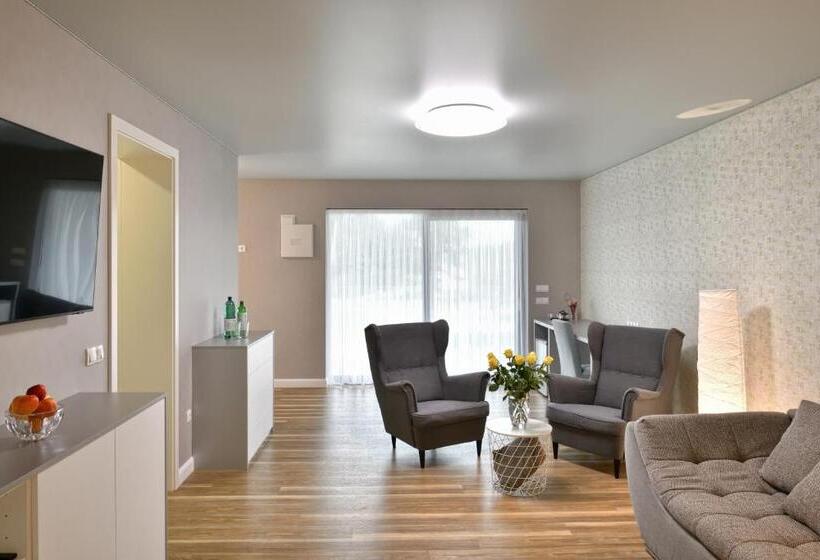 اتاق خانوادگی, Ti