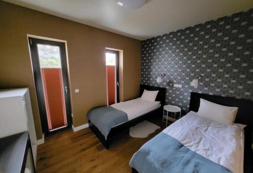 اتاق خانوادگی, Ti