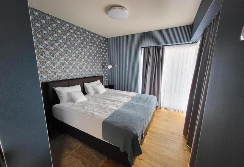 اتاق خانوادگی, Ti