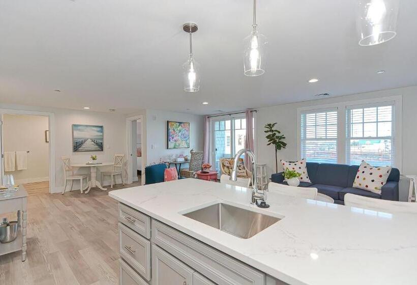 Люкс Deluxe Вид на Море, Harbourtown Suites On Plymouth Harbor