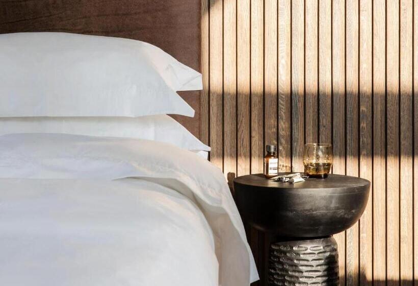 اتاق لوکس با تخت بزرگ, Askara Haus